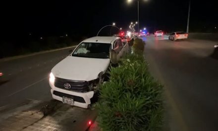 Impacta camioneta contra muros de concreto