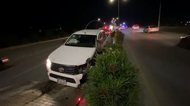 Impacta camioneta contra muros de concreto