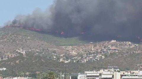 Miles de personas son evacuadas al sur de Francia por incendio forestal