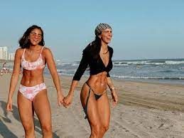 Bárbara de Regil se accidenta en la playa junto a su hija