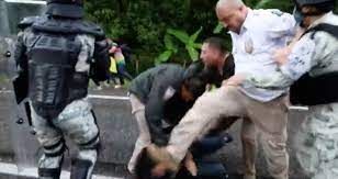 Brutal cacería; captan a agente mexicano pateando cabeza de migrante (video)