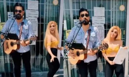 Mujer baila y celebra, con todo y músico, por su divorcio en Torreón