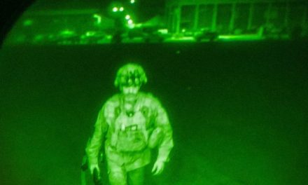 La foto del último soldado norteamericano en abandonar Afganistán