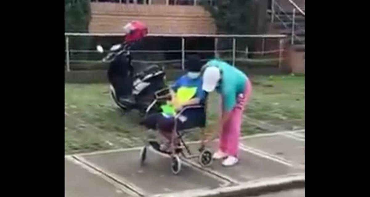 Captan a mujer vendando a su hija para pedir limosna como falsa discapacitada