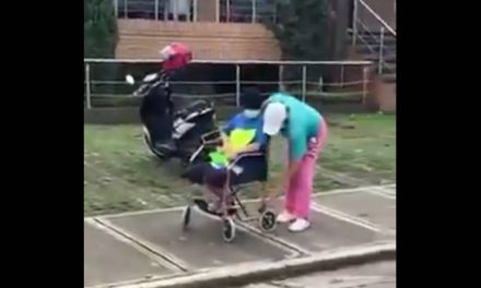 Captan a mujer vendando a su hija para pedir limosna como falsa discapacitada