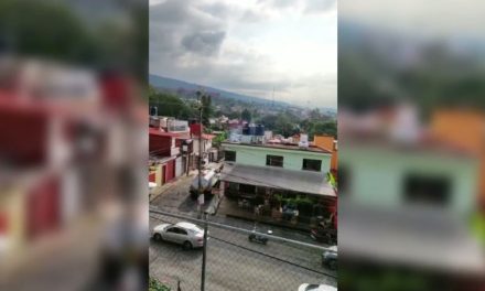 Momento en que un hombre se electrocuta en su azotea (video)