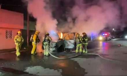 Camioneta se incendió por posible corto circuito