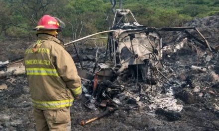 Mujer desconocida lo salva de morir calcinado al caer avión fumigador en Jalisco