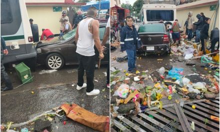 Corriente de agua arrastra un tianguis en Tlalnepantla