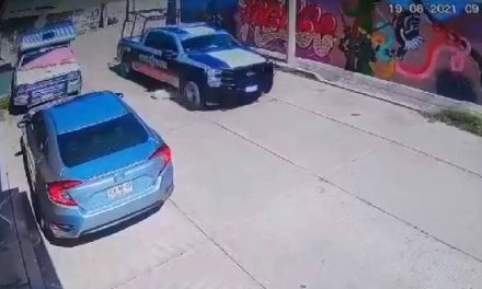 Policías municipales atropellan a ‘lomito’ con patrulla en Oaxaca (video)