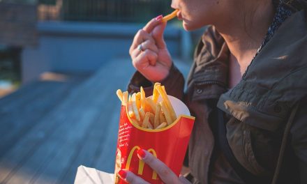 Mujer demanda a McDonald´s por orillarla a romper su ayuno