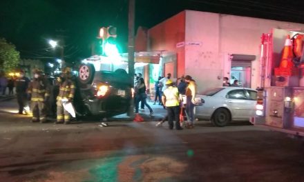 Volcadura deja una mujer lesionada; ninguno de los involucrados aceptó la culpa