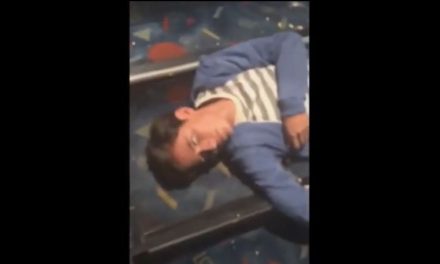 VIDEO | Momento justo en el que un ‘MUTADOR’ cambia de cuerpo en un cine de México