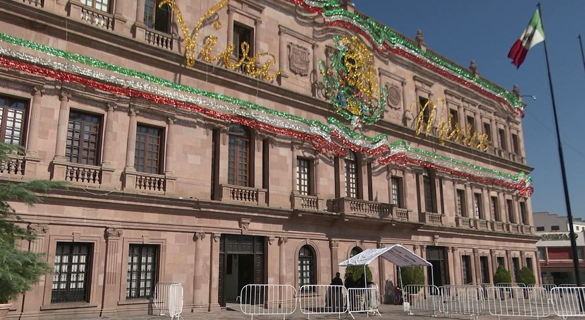 Saltillo se pone patrio; adornan la Plaza de Armas y el Palacio de Gobierno