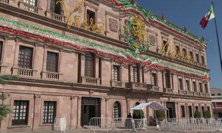 Saltillo se pone patrio; adornan la Plaza de Armas y el Palacio de Gobierno