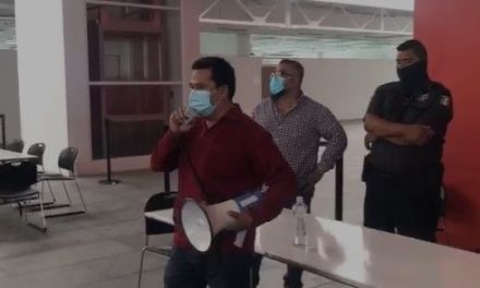 Llega Reyes Flores  a Arteaga a ‘poner orden’ tras cancelación de vacunas en Saltillo; jóvenes le exigen mejor organización