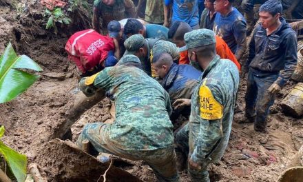 Militares rescatan con vida a un niño que se quedó atrapado en un deslave en Veracruz