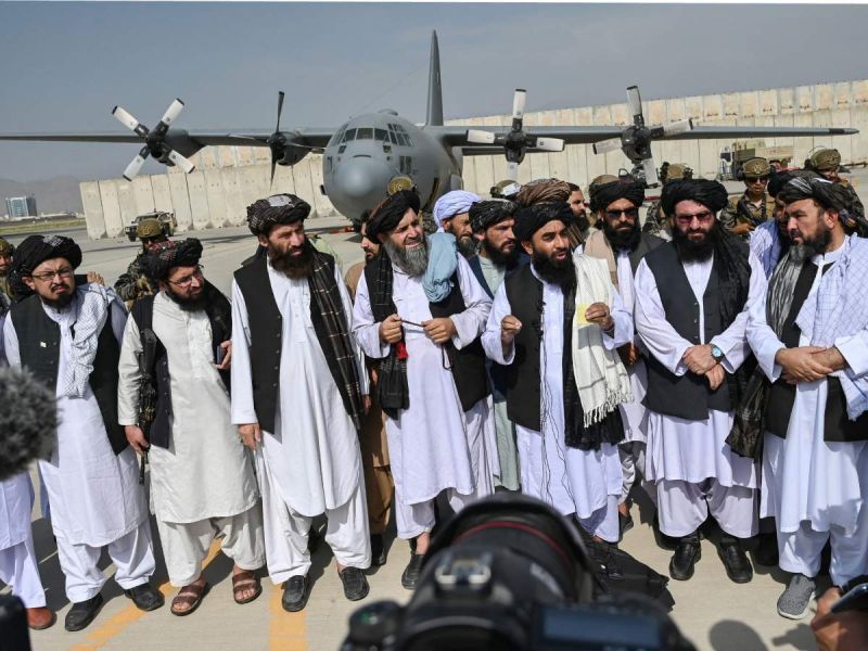 Celebran talibanes en aeropuerto de Kabul retirada de EEUU