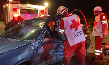 Mujer queda prensada en su auto tras no respetar el alto en Saltillo