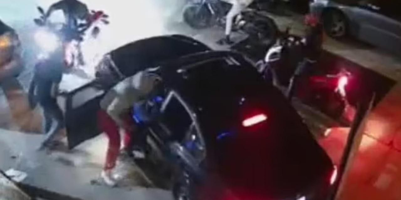 ¡Así de fácil!; motociclistas armados lo arrastran fuera de su BMW en Estado Unidos (video)