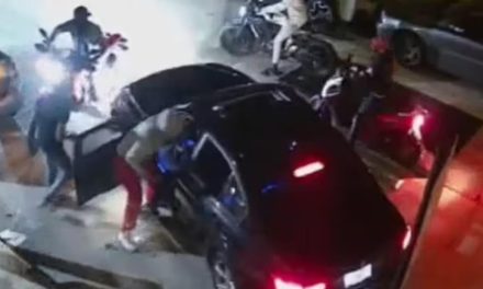 ¡Así de fácil!; motociclistas armados lo arrastran fuera de su BMW en Estado Unidos (video)