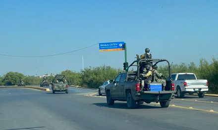 Balaceras no los detienen; regios pasan por Nuevo Laredo para vacunarse en Laredo Tx.