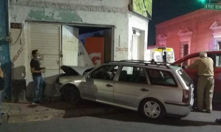 Se pasa luz roja y causa accidente
