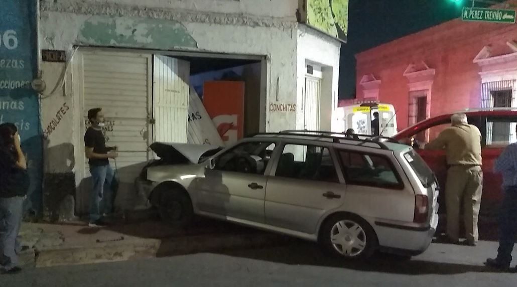 Se pasa luz roja y causa accidente