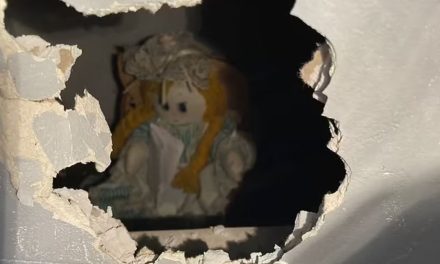 Se muda de casa y encuentra extraña muñeca junto a siniestra carta (fotos)