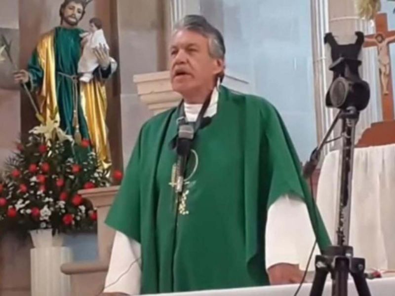 Sacerdote insulta a mujer con sobrepeso: ‘estás muy gorda, no tragues’