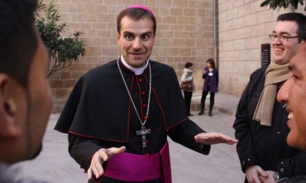 Obispo español deja la Iglesia para irse a vivir con escritora de novelas eróticas