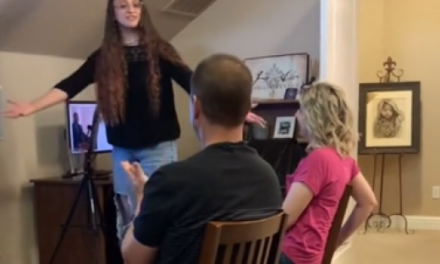 Mujer utiliza un PowerPoint para revelar a sus padres que es stripper