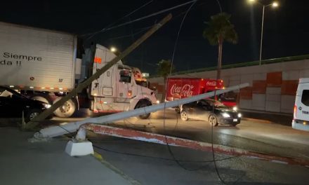 Le falla el ojo de ‘buen cubero’ y derriba tres postes con su tráiler