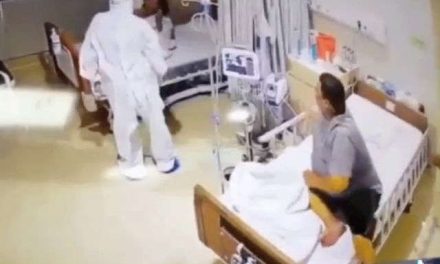 Paciente confunde a enfermero con fantasma y arma tremendo escándalo (video)