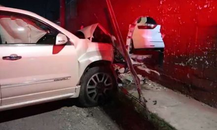 Choca por manejar cegado de dolor y ahogado en alcohol