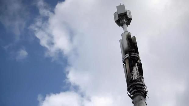 Dos monjes queman antena de red 5G por ser ‘dañina’