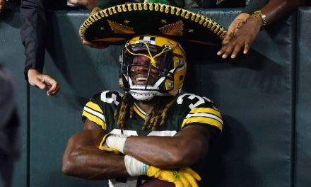 Aaron Jones pierde las cenizas de su padre en pleno juego