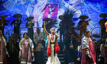 Lila Downs hace homenaje a Calle 13 en el Zócalo