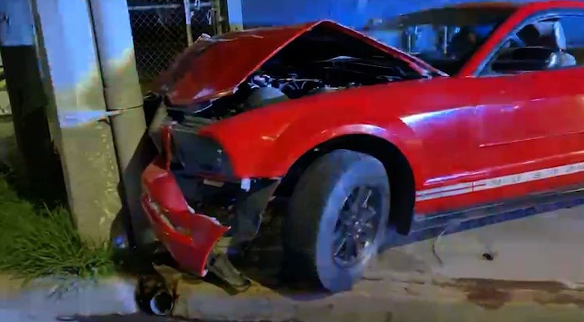 Conductor presuntamente alcoholizado causa daños y abandona vehículo en Saltillo