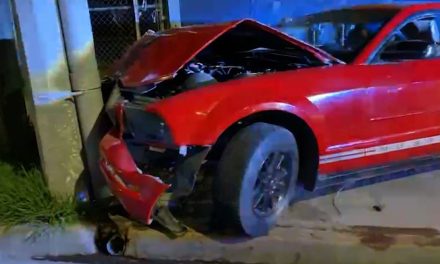 Conductor presuntamente alcoholizado causa daños y abandona vehículo en Saltillo