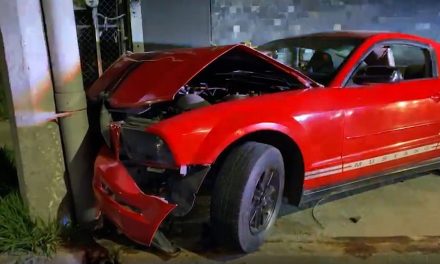 Cafre causa destrozos y abandona su Mustang en Saltillo
