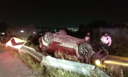 Ebrio abandona su camioneta al volcar en Saltillo