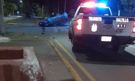 Joven sale de fiesta, a su regreso se queda dormido y vuelca su carro en Saltillo