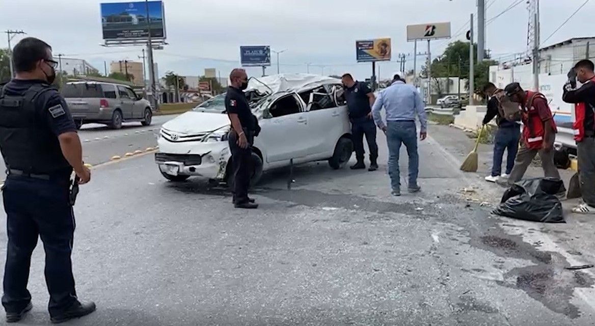Repartidor de pan vuelca en la carretera a Ramos Arizpe