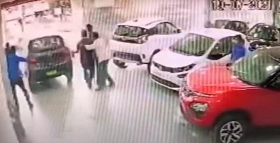 Compra su primer auto y de la emoción lo deja caer desde el primer piso de la agencia (video)