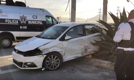 Choca por pasarse el rojo al norte de Saltillo