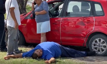 Impacta auto y hiere a conductor por pasarse alto al oriente de Saltillo
