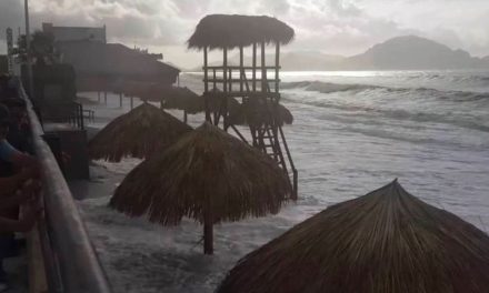Marea arrasa con playa incluyente que todavía no se inauguraba en Sonora (video)