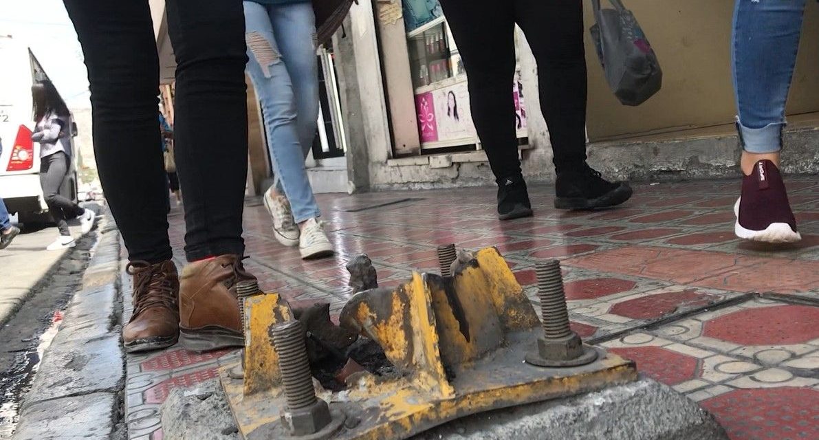 Peatones sortean obstáculos en banquetas del Centro de Saltillo