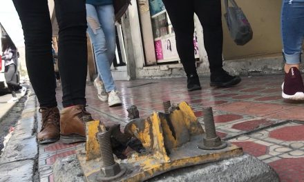 Peatones sortean obstáculos en banquetas del Centro de Saltillo
